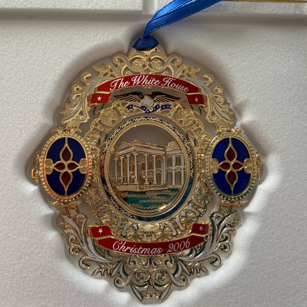White House Historical Association 2006 Christmas Ornament. Please see all pics.